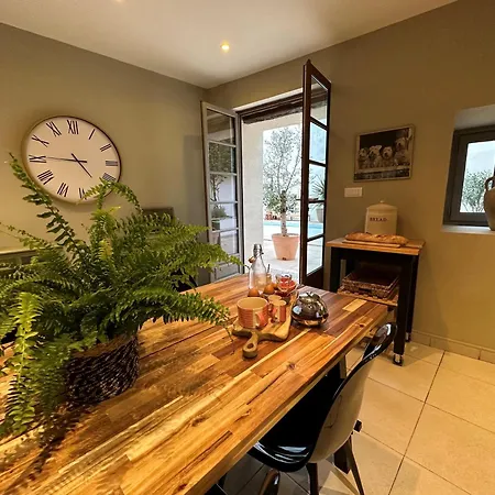 Beautiful And Spacious 3 Bed Character With Large, Private Heated Pool 度假居