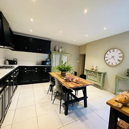 Hébergement de vacances Beautiful And Spacious 3 Bed Character With Large, Private Heated Pool *