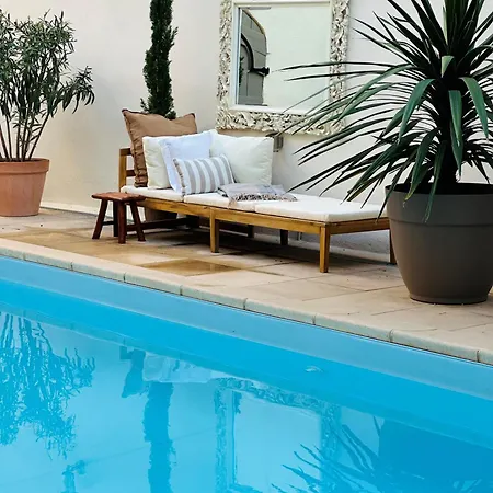 Beautiful And Spacious 3 Bed Character With Large, Private Heated Pool Hébergement de vacances Pouzolles