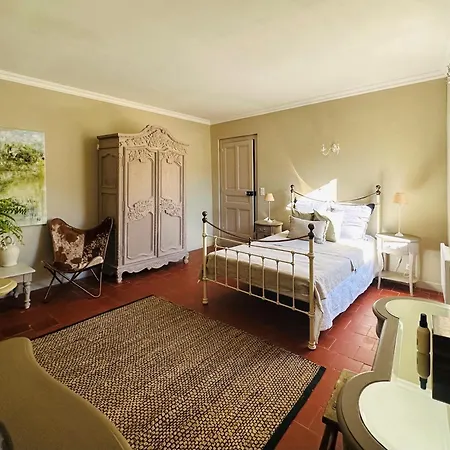 Hébergement de vacances Beautiful And Spacious 3 Bed Character With Large, Private Heated Pool Pouzolles