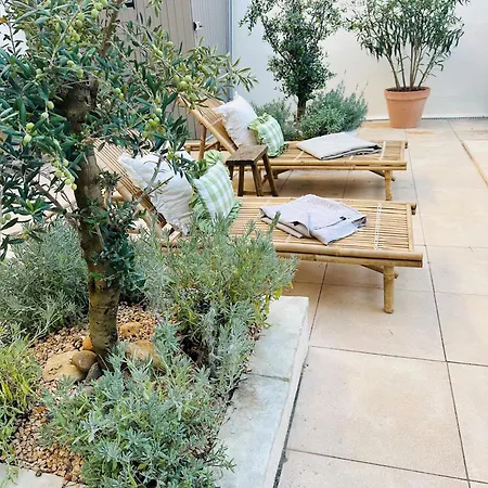 Beautiful And Spacious 3 Bed Character With Large, Private Heated Pool 度假居 *