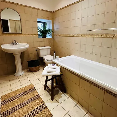 Beautiful And Spacious 3 Bed Character With Large, Private Heated Pool Hébergement de vacances