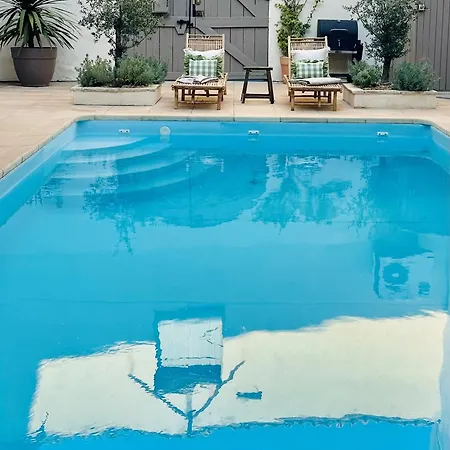 Beautiful And Spacious 3 Bed Character With Large, Private Heated Pool Hébergement de vacances