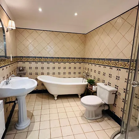 Hébergement de vacances Beautiful And Spacious 3 Bed Character With Large, Private Heated Pool